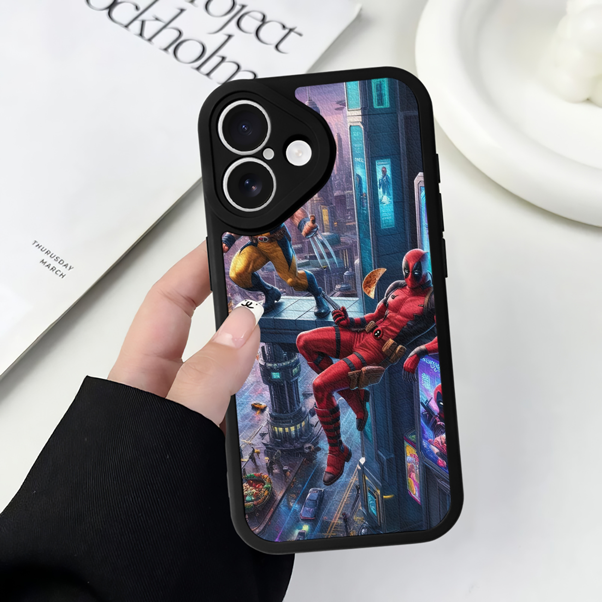 （画像用） Deadpool デッドプール 【iPhone 16シリーズ対応】シリコンスマホケース（レザー調） 材質：シリコン